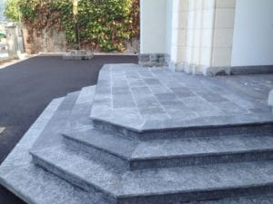 Escaliers de l'église de Villeneuve